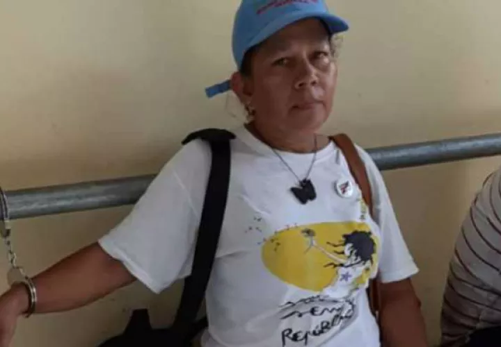 Ligia Arreaga, esposada en la estación de policía de Puerto Armuelles. /Foto Internet