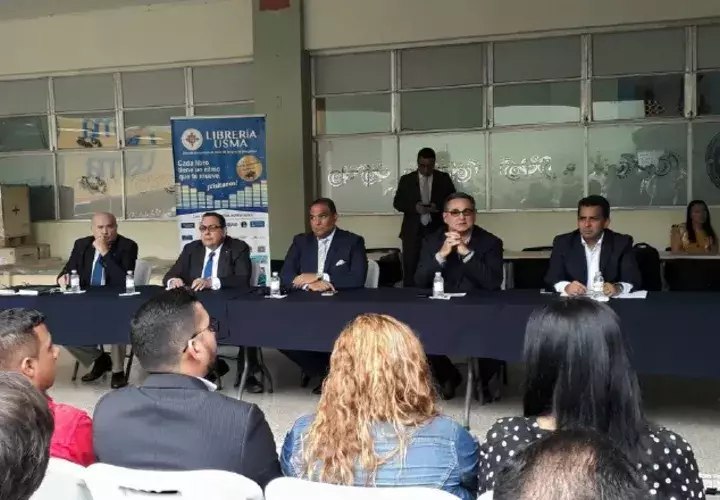 Varios precandidatos independientes coincidieron en foro en la Usma, moderado por el periodista Fernando Correa. /Foto Twitter