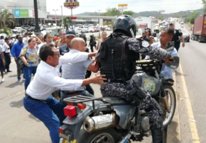 La unidad lince de la Policía Nacional arremetió contra los manifestantes. Foto/Eric Montenegro