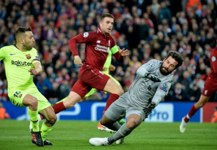 Jordi Alba remata ante Alisson Foto EFE
