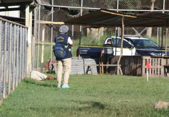 El cuerpo del ahora occiso, quedó tirado dentro de una de las casetas que ocupan los equipos durante los partidos. Foto/ Eric Montenegro