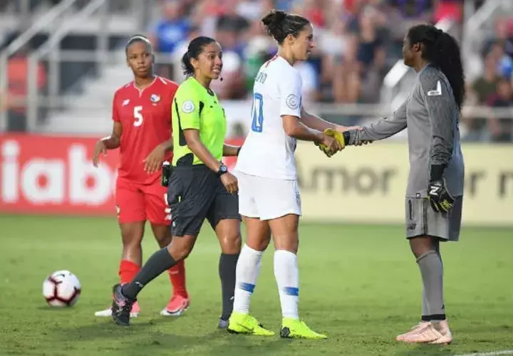 Carli Lloyd capitana de Estados Unidos saluda a la portera Yenith Bailey. 