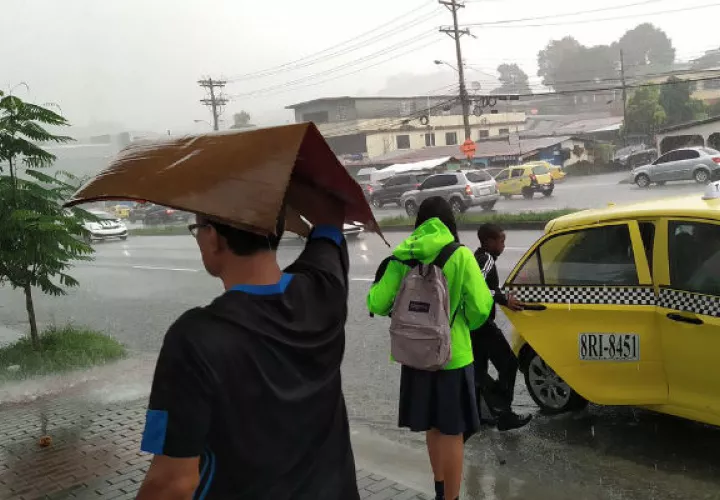 Fuerte lluvia sobre la ciudad de Panamá. Foto/@Jesus06041973