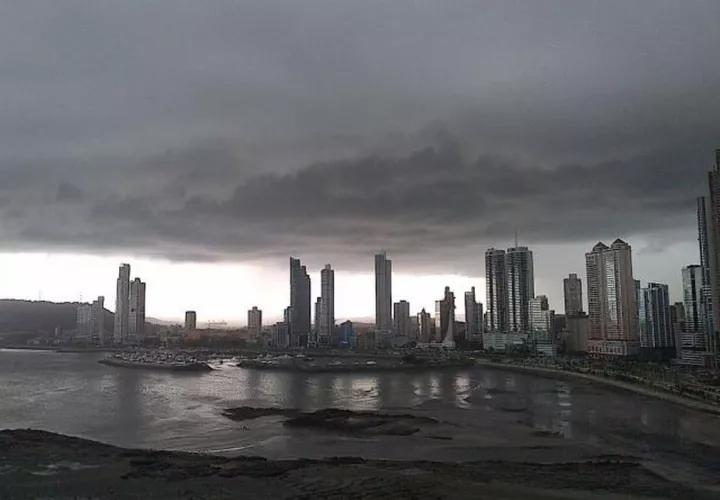 Altas probabilidades de fuertes lluvias. 