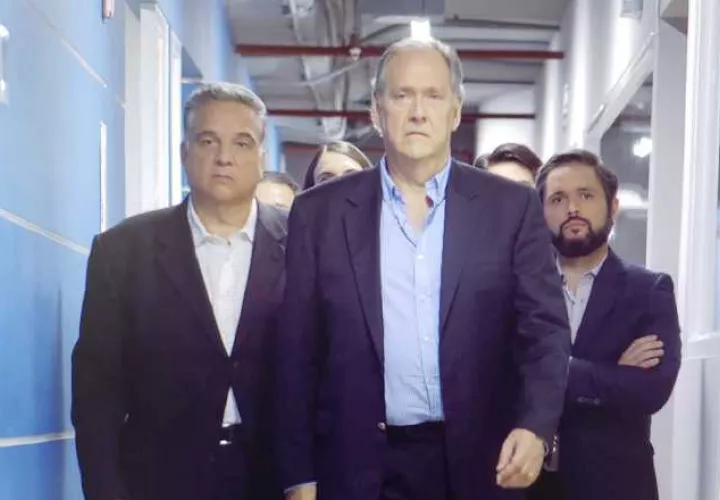 Leo Wiznitzer (al centro) interpreta al corrupto candidato presidencial Juan Carlos Kelqueyec. Cortesía.