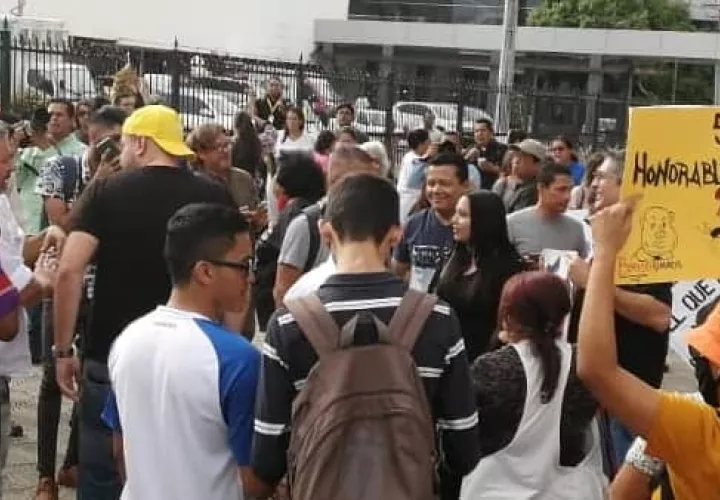 Los manifestantes exigen que cese el despilfarro de los fondos del Estado y se hagan las investigaciones necesarias.