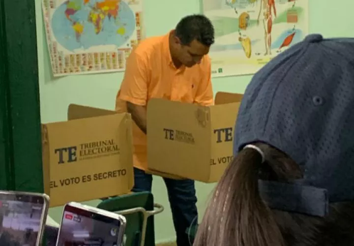 Rómulo Roux y Ricardo Lombana fueron los primeros candidatos en ejercer el voto. Foto: Tribunal Electoral.
