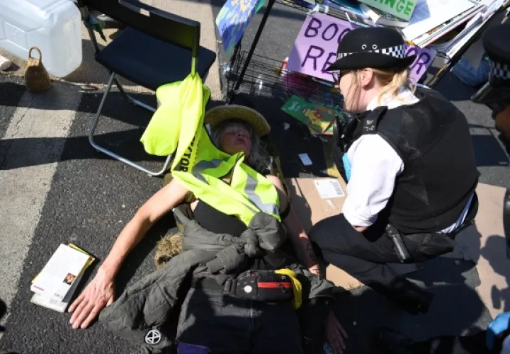 La policía arresta a los manifestantes del grupo de campaña Extinción Rebelión cuando bloquean el puente de Waterloo en el centro de Londres. FOTO/AP