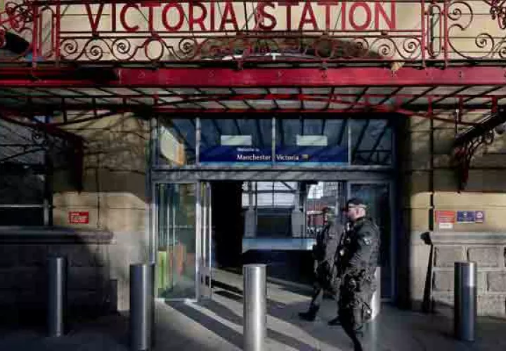 La Policía del Gran Manchester informa que British Los oficiales de policía de transporte en la estación de tren de Victoria el 31 de diciembre de 2018, respondieron a un hombre armado con un cuchillo y lo detuvieron rápidamente. FOTO/AP