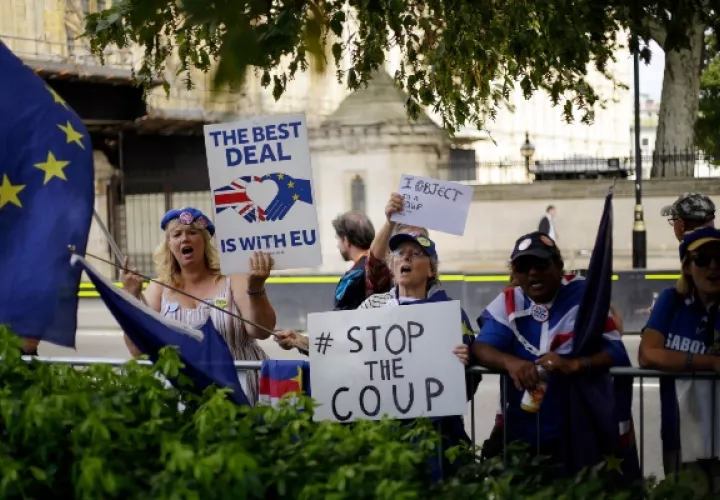 Un grupo de personas protestan contra el Brexit y exigen el respeto de la democracia.. FOTO/AP