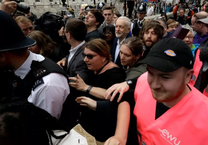 El líder del partido laborista británico Jeremy Corbyn, en el centro, abandona el área después de pronunciar un discurso durante una manifestación en el centro de Londres, en protesta por la visita de estado del presidente Donald Trump. FOTO/AP