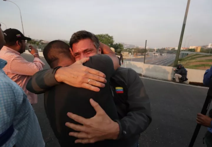 El opositor venezolano Leopoldo López se dirige a los medios tras ser liberado. FOTO/EFE