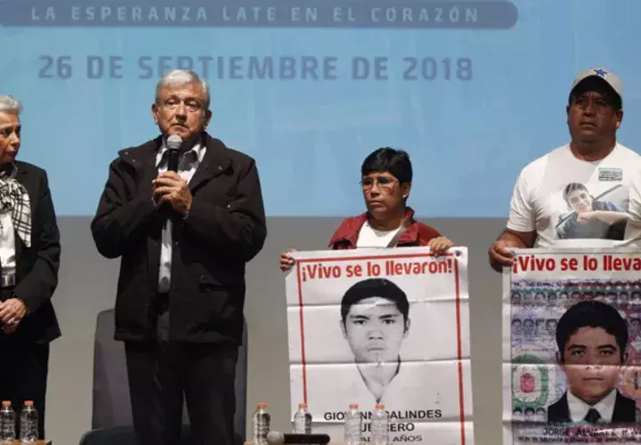 El presidente electo de México, Andrés Manuel López Obrador, alcanzó tres compromisos con los padres de los 43 alumnos desaparecidos de la escuela de Ayotzinapa, entre ellos la creación de una Comisión de la Verdad, independientemente de las resoluciones judiciales sobre ese órgano. FOTO/EFE
