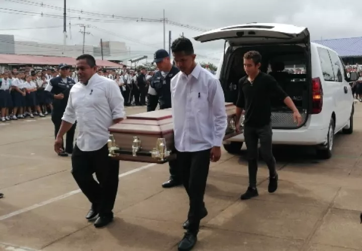 El féretro con los restos mortales de Lorena, fue recibido por una calle de honor realizada por sus compañeros. Foto/Diómedes Sánchez