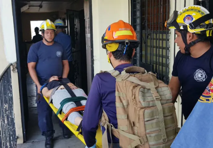 Venezolana despechada intentó saltar del piso 11 de un edificio en Los Libertadores. Foto: @rednoticiaspa.