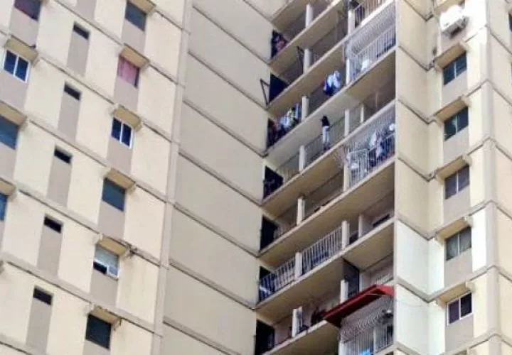 Venezolana despechada intentó saltar del piso 11 de un edificio en Los Libertadores. Foto: @rednoticiaspa.