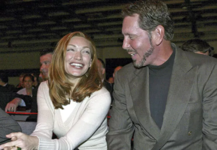 El director ejecutivo de Oracle, Larry Ellison (dcha.), habla con su última esposa, Melanie. 