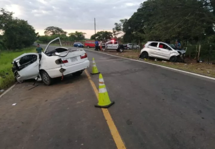 Se informó que el conductor de uno de los autos quedó atrapado, y requirió ser rescatado por unidades del Cuerpo de Bomberos con equipo especial. Foto/Thays Domínguez