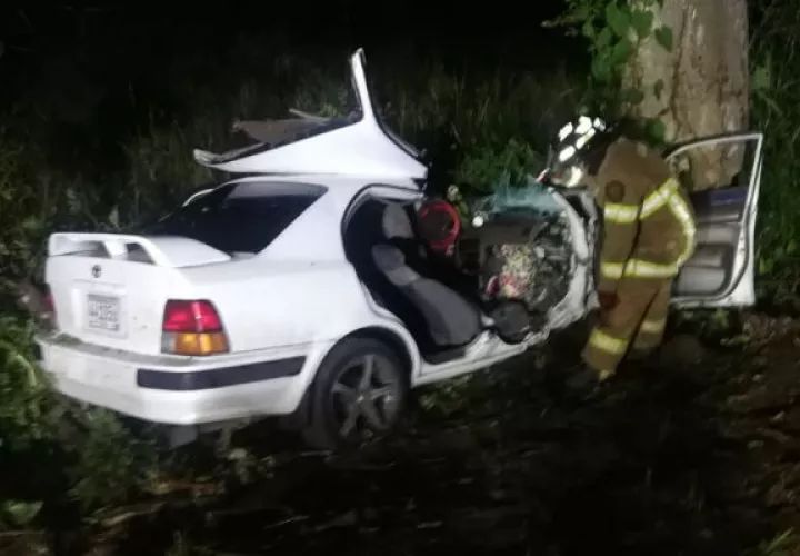El accidente ocurrió en la loma conocida como "la S", cuando un auto sedán, en el que viajaban cinco personas, colisionó con un árbol, momentos en que llovía en el lugar.