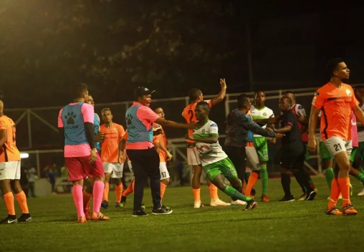 El final del partido los jugadores casi se van a los golpes.