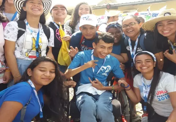Joven en silla de ruedas logra bendición del papa Francisco. Foto/Adiel Bonilla