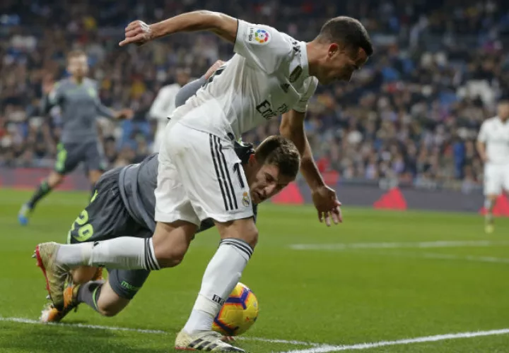 Lucas Vázquez (derecha) no terminó el partido. Foto AP