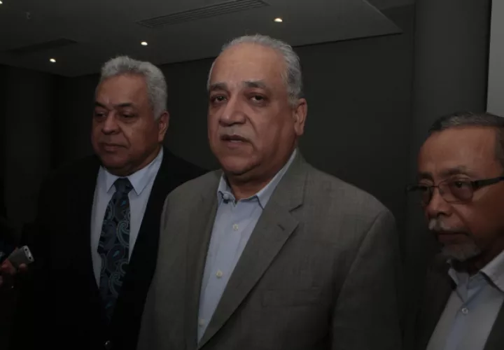 Camacho es el denunciante. Lo acompañaron abogados.  Víctor Arosemena