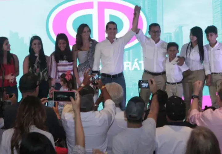 Luis Casis es el compañero de fórmula de Rómulo Roux. Víctor Arosemena