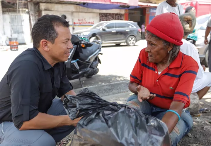 Luis Casís conversó con los moradores de la ciudad de Colón. 