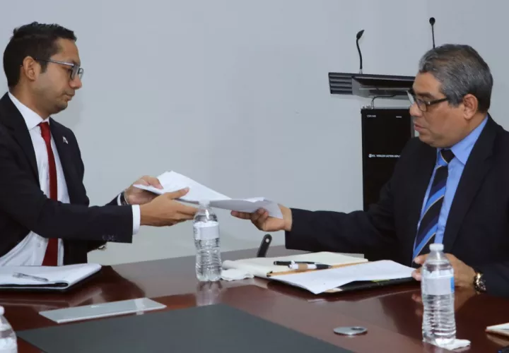 El viceministro de Salud, Luis Francisco Sucre (dcha.), se reunió con el director general del Ifarhu, Bernardo Meneses. Foto Minsa