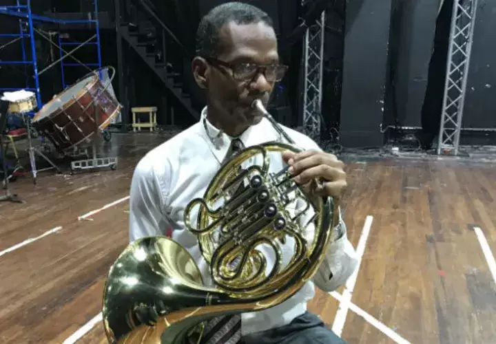 El profesor Luis García ha dirigido más de 12 bandas escolares  por más de 30 años. /Foto Elisinio González
