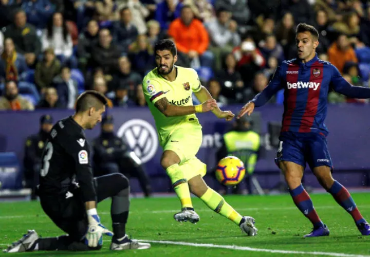 Luis Suárez (c) autor del otro gol del Barcelona. /Foto EFE