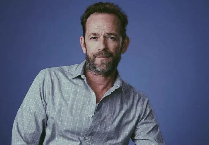 Actualmente interpreta a Fred Andrews en la serie de CW Riverdale.