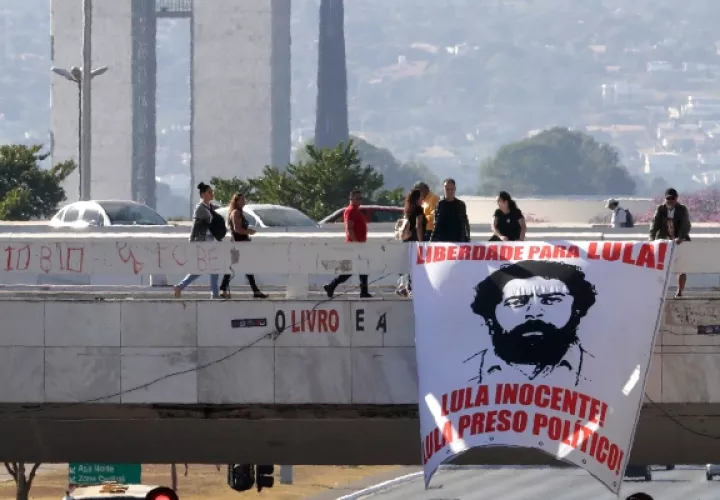 Partidarios del expresidente Luiz Inácio Lula da Silva, en una estación de autobuses en Brasilia. FOTO/AP