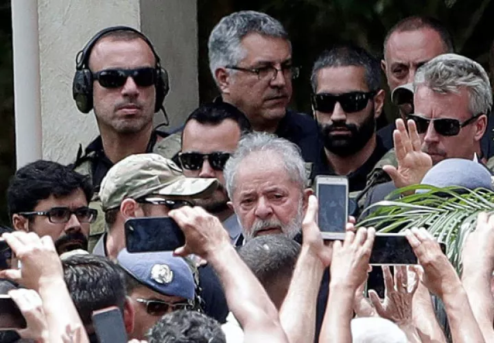El expresidente Luiz Inácio Lula da Silva asiste a funeral de su nieto Arthur Araujo Lula. FOTO/EFE