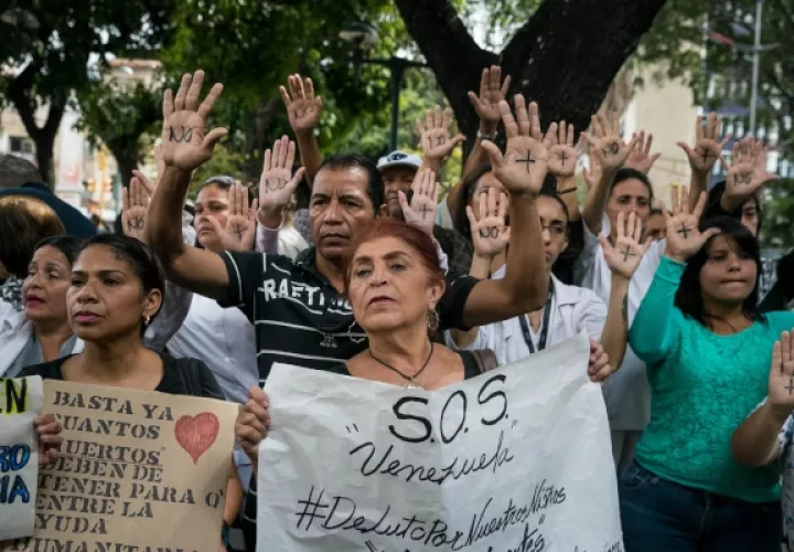  Un grupo de personas participan este lunes en una manifestación frente al Hospital de Niños José Manuel de los Ríos, por falta de trasplantes y tratamientos médicos en Caracas FOTO/EFE