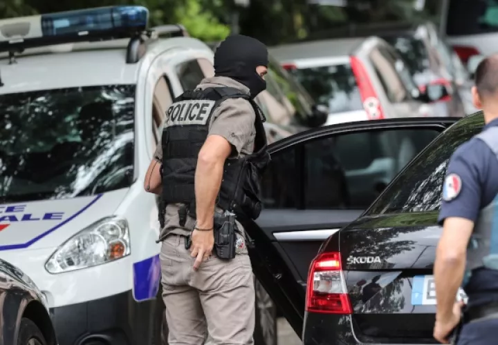  La policía francesa arrestó a cuatro sospechosos luego de una explosión en la ciudad de Lyon que hirió a 13 personas la semana pasada. FOTO/AP