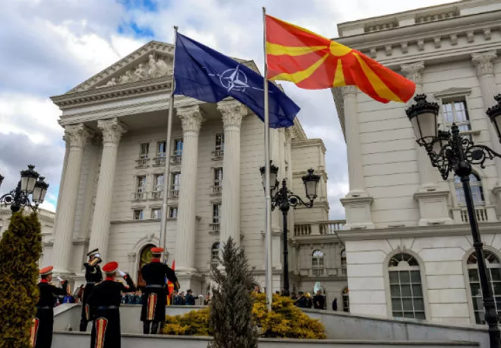 Izada de banderas este martes ante el Parlamento macedonio en Skopje. Foto: EFE.