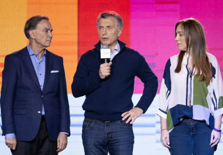 El presidente de la Argentina, Mauricio Macri (c), junto al precandidato a la vicepresidencia Miguel Angel Pichetto (i), y a la gobernadora de la provincia de Buenos Aires, María Eugenia Vidal (d), reconoce la derrota de Juntos. FOTO/EFE
