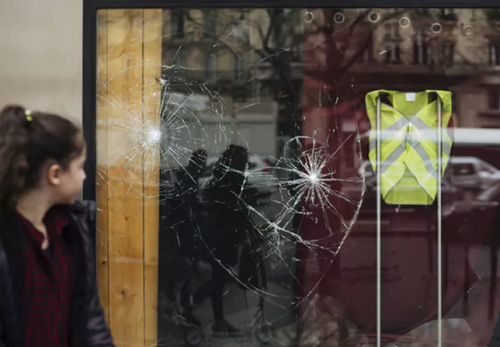 Un miembro de los "chalecos amarillos" resultó gravemente herido después de que un grupo de manifestantes intentara tirar abajo una de las verjas del jardín de las Tuilleries.
