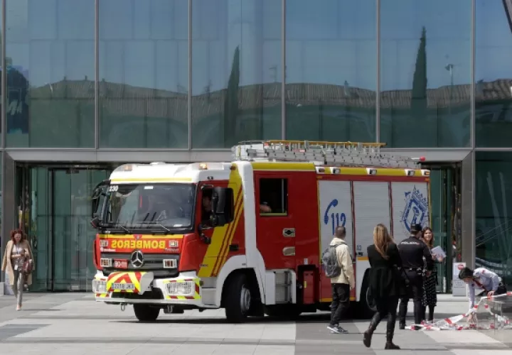Tras recibirse el aviso, las personas que trabajan en el edificio comenzaron a desalojarlo después de que se informara al director de seguridad del rascacielos. FOTO/AP