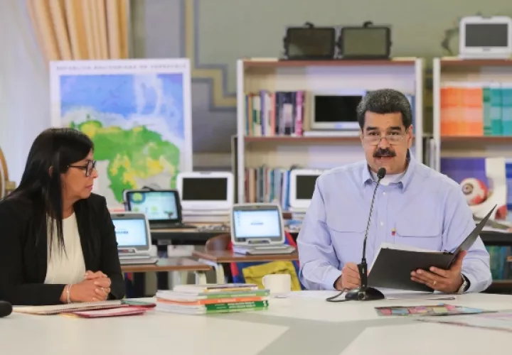 Nicolás Maduro y un grupo de opositores minoritarios se reunieron para establecer un nuevo diálogo. FOTO/EFE