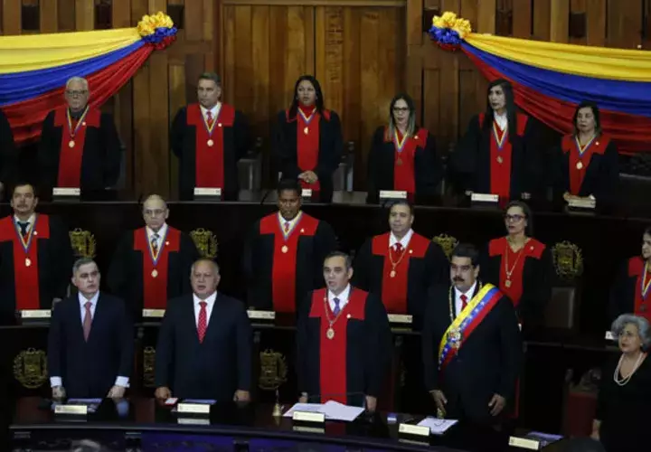 Nicolás Maduro recibió el apoyo del Tribunal Supremo de Justicia y otros organismos. FOTO/AP