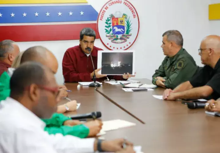 Nicolás Maduro (c), mientras habla sobre las fallas eléctricas este martes, desde el puesto de Comando, en Miraflores, Caracas (Venezuela). Foto: EFE.