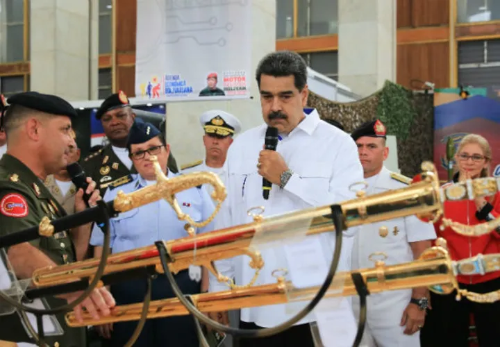 Maduro en una ceremonia este martes con la Fuerza Armada en Caracas. Foto: EFE.