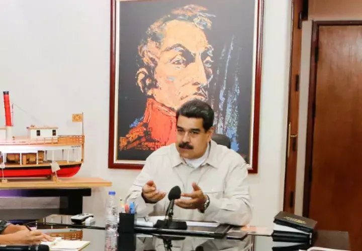 La nueva oficina es estrecha  y al fondo el retrato de Simón Bolívar junto al infaltable Chávez. Foto: Archivo/Ilustrativa.