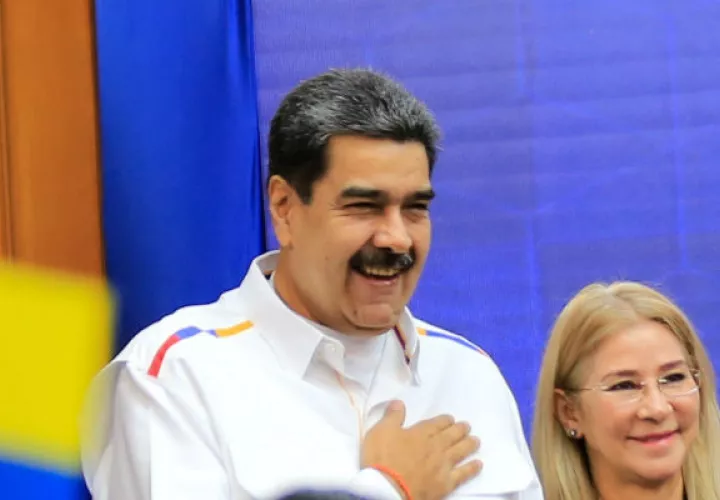 Nicolás Maduro junto a la primera dama, Cilia Flores, durante el inicio de clases universitarias  en Caracas.  EFE.