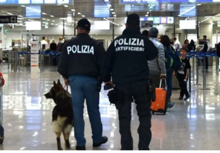 Policías italianos vigilan en un centro comercial. Foto: EFE.