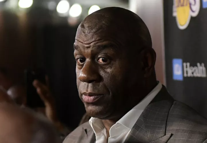 Magic Johnson habló con la prensa anoche. Foto AP