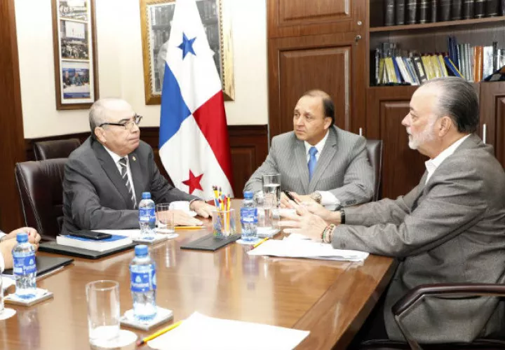 Dilio Arcia, fiscal electoral, se reunió con dos de los tres magistrados del Tribunal Electoral.
